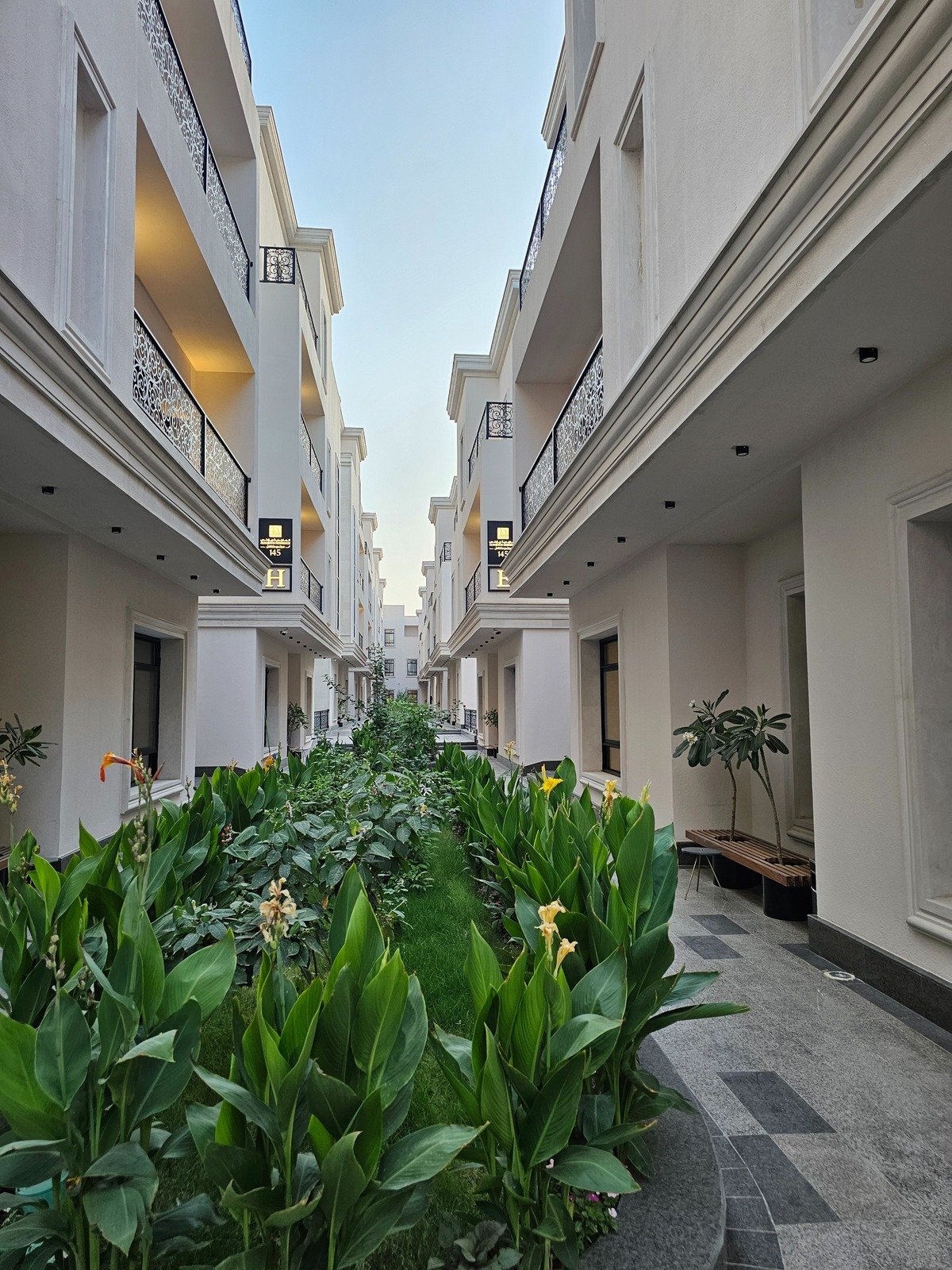 Benefits of using estate agency when seeking compounds in Jeddah